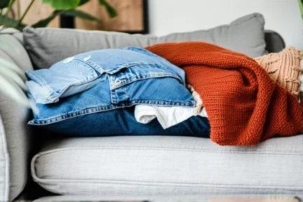 Comment recycler vos vieux vêtements en housses de coussins pour la rentrée