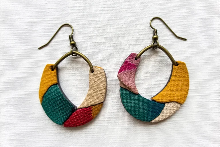 Fabriquer des bijoux avec des chutes de tissu ou de cuir : boucles d’oreilles, bracelets, colliers.