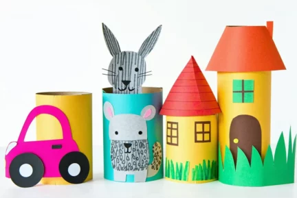 Utiliser les rouleaux de papier toilette pour créer des activités avec les enfants : animaux, voitures, petites maisons.